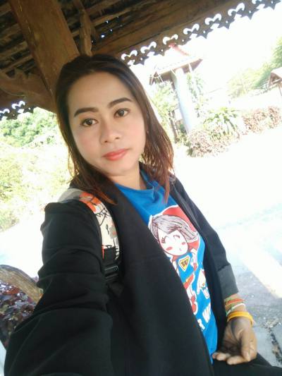 รุ่งทิวา  44 Jahre พาน Thailand
