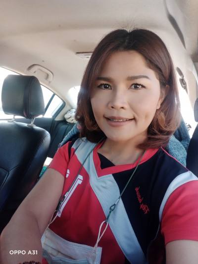 Tina 40 ans Borabue Thaïlande