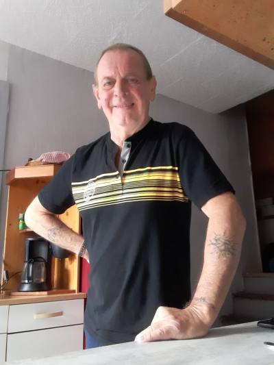 Mick 67 ปี Einville Au Jard France