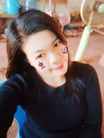 Wipaporn 30 ans เฝ้าไร่ Thaïlande