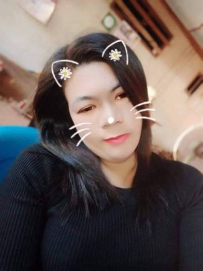 Wipaporn 30 ans เฝ้าไร่ Thaïlande