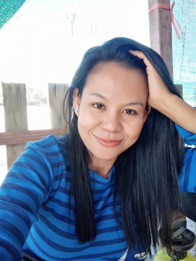 Kwanjira 46 ans Pathum Thani Thaïlande