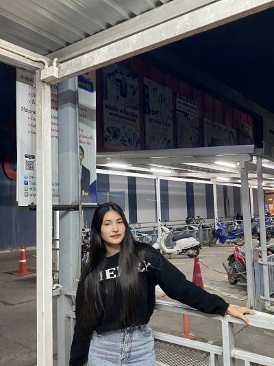Ploy 23 ans ทุ่งเสลี่ยม Thaïlande