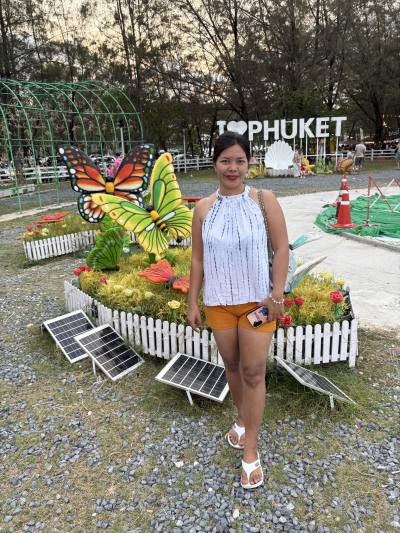 Monthika 30 ans Kong Kan Thaïlande