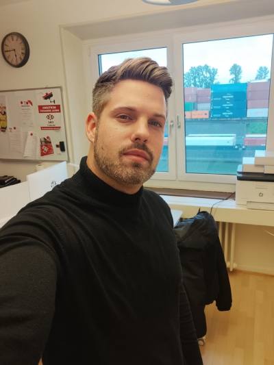 Adrian 34 ปี Freiburg Germany