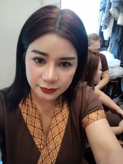 Thanyawat 46 ans American  Thaïlande