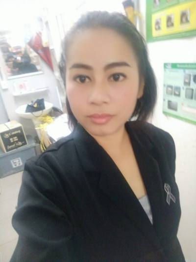 รุ่งทิวา  44 Jahre พาน Thailand