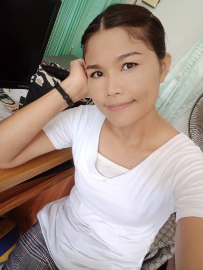 Tina 40 ans Borabue Thaïlande