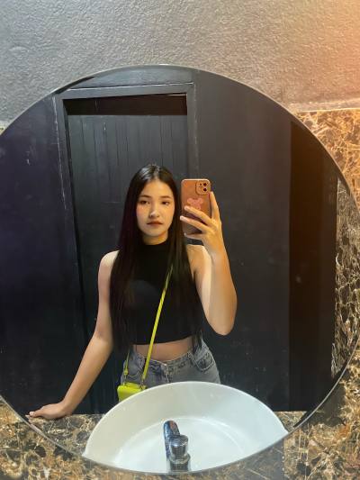 Ploy 23 ans ทุ่งเสลี่ยม Thaïlande