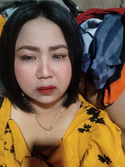 Pueng 39 ans Consulate Thaïlande