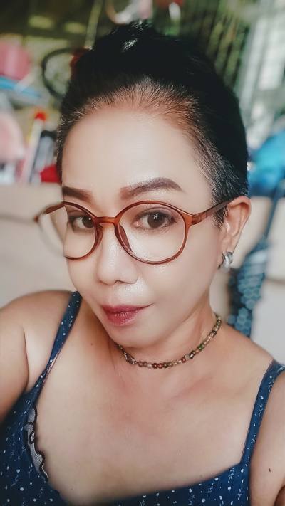 Pavarisa 57 ans Suphanburi City In Thailand Thaïlande